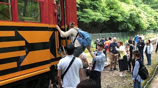 京都でトロッコ列車が停止、乗客が歩いて避難　The trolley train stopped halfway and passengers were evacuated　電車中途停了下來，乘客被疏散