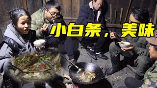 山下禁渔10年，小白条一年多没吃到，冬宝买了三斤，简直太美味了【湘西冬宝】