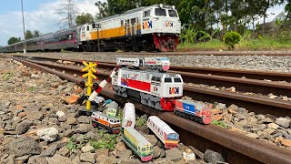 Mencari dan Unboxing Mainan Kereta Api CC206,CC201,KRL dan Gerbong Panjang Saat Kereta Beneran Lewat