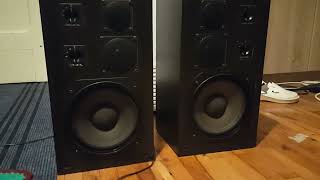 Universum Speakers Kenwood Amplifier A-45 tocando house