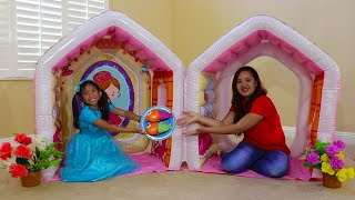 Wendy Juega con una GRAN CASA INFLABLE | Pretend Play para niños