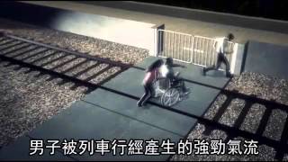 站員引導穿越鐵軌 險遭火車輾斃--蘋果日報 20140513