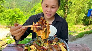 今天買了些豬肺，再做個豆皮炒臘肉，香辣夠味兩個狗子也吃過癮了I have bacon today. Two dogs eat pig lungs