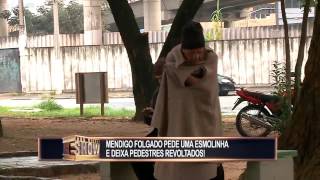 Mendigo cara de pau pede esmola e deixa a galera revoltada quando é desmascarado