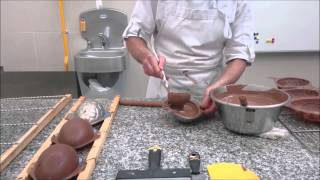 Moulage des oeufs en chocolat