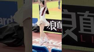 [樂天女孩] 丘薆 可愛笑容 . 嚴宏鈞應援#樂天女孩 #樂天桃猿啦啦隊 #rakutengirls  #cheerleader