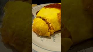 レトロ大衆食堂のカツがのった昔ながらのオムライスがうまい！Omelet rice at a Japanese retro restaurant #Shorts