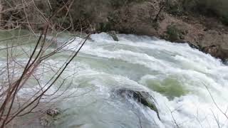 Fontaine de Vaucluse : La Sorgue en crue au niveau du lac