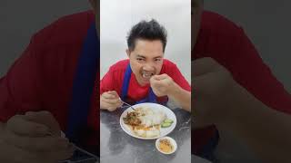 ข้าวราดผัดกระเพราหมูกรอบไข่ดาวไม่สุกแซ่บๆนำบ่าวบัวลอน