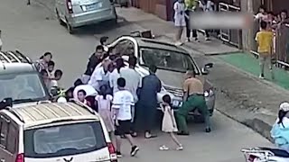 Passersby lift car to free trapped child in south China
