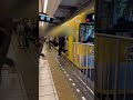 ドアが開く瞬間、改札は逆方向にもあるのに…　 西武線 瞬間 駅ホーム 土日