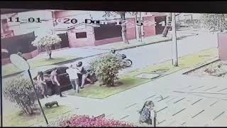 Asalto a mano armada en la calle 127 los fleteros quedaron grabados por la cámara de seguridad.