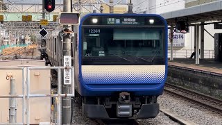 E235系1000番台ｸﾗJ-01編成（トップナンバー）が横須賀線普通久里浜行きとして単独で逗子駅2番線に到着停車するシーン（1226H）2025.1.7.12:42