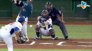 20131009 CPBL 猿VS犀牛 1上 郭嚴文自打球，痛到丟下球棒，連男兒淚都快掉下來了！！