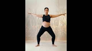 kareena kapoor 5 month pregnant doing yoga.
