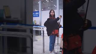 【火箭少女101紫宁Winnie_小视频】20181202 北京✈突尼斯  出发饭拍 玩着自拍杆的紫宁~