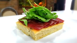 tosta de cecina y rucula