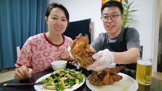 冰箱翻出两只猪蹄子，高压锅炖1小时软烂入味，用手捧着啃嘎嘎香