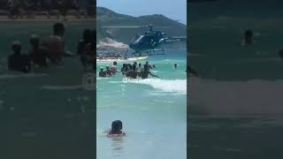 FUZIL CAI DE HELICOPTERO EM PRAIA DE CABO FRIO/RJ E BANHISTA ALCANÇA ARMA PARA POLÍCIAL