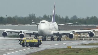 BOEING 747 CAN`T DEPART because a FIRE TRUCK blocks the RUNWAY for 40 MINUTES (4K)