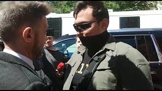 Охранник Моргенштерна начал бить журналистов возле суда