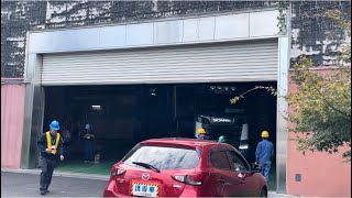 【301F 日暮里方先頭車両 廃車陸送】舎人車両検修所のシャッターが開き、都営日暮里・舎人ライナー300形301編成（トップナンバー）の301-1号車が姿を現すシーン（2023.10.20）