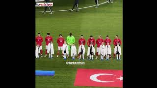 Milli futbolcularımız seromoniye çıkan çocuklar üşümesin diye eşofman üstlerini çocuklara giydirdi…