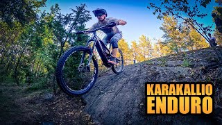 Enduro-kuningatar ja Karakallion polut