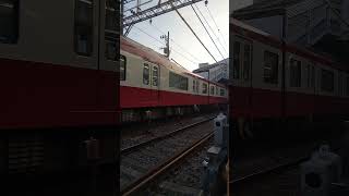 京成立石駅（京成押上線）京急600形電車604F。仮線路使用前の踏切、高架化前の地上駅。再開発工事中。R6/9/7（東京都葛飾区）KEISEI TATEISHI STATION Tokyo Train