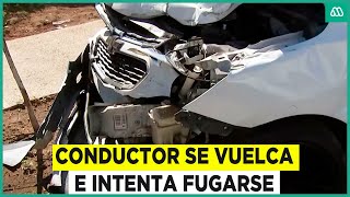 Auto se vuelca y conductor intenta huir: Hay dos personas lesionadas