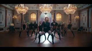 Taylor Swift can't dance