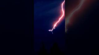 Absolutely gargantuan double lightning strike from a powerful supercell