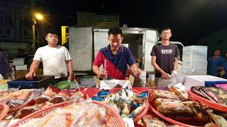 肥槌即傳0930-8天啊一片鱈魚賣15元 客人全瘋了 大家都在加加加...加啦 真的太便宜了 嘉義趙又廷海鮮拍賣星期三彰化溪湖夜市