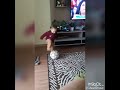 incrível garoto de apenas 1 ano jogando futebol