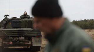 Ukrainian troops train on Leopard 2 tanks in Poland