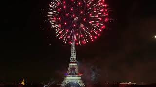 14 lipca - Fajerwerki przy wieży Eiffla z okazji Dnia Bastylii we Francji