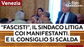 Il consiglio comuna di Venezia si infiamma, Brugnaro insulta tutti: manifestanti e opposizioni