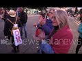 manifestazione per la pace conte lascia la piazza tra gli applausi della gente