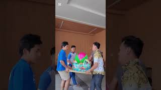 Watch Them Deliver This Massive Peach Cake ខេកអាយុវែង  មានទំងន់ធ្ងន់ជាងគេ #cake #shorts