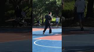 大家一起來大安森林公園籃球場打球🏀吧，👀看這位籃球🏀高手👋的厲害👍阿。