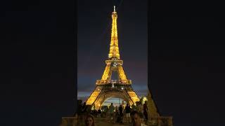 Eiffel Tower lit up at night and sparkling ✨✨✨ #paris #baguete #vino