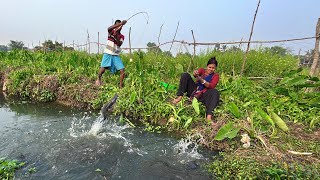 Amazing Fishing video🐬🐬✔✔| village Lady Hook Fishing In Canal | Best Hook Fishing| Lady Fishing Vlog