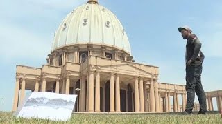 Côte d'Ivoire : un artiste français peint sur du gazon à Yamoussoukro