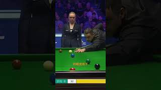 Ronnie O'Sullivan made an amazing move under the eyes of the beautiful referee. #Snooker