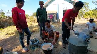 มื้อนี้ให้สาวภูไทยเฮ็ดน้ำข้าวปุ้นให้กินว่าสิแซ่บบ่เบิ่งจากลีลาแล้วแซ่บแท้แน่นอน