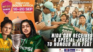 2️⃣0️⃣0️⃣0️⃣ T20I runs completed ✅ Nida Dar receives a special jersey to honour her feat 👕 | M3X1A