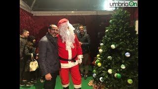 Terni, inaugurato mercato natalizio in largo Frankl: gag Latini-Babbo Natale