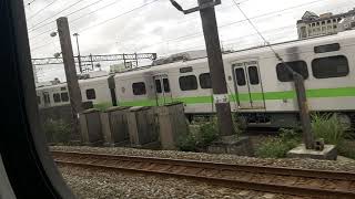 4017次瑞芳發車經由宜蘭線開往樹林的銀綠色微笑號EMU900型十輛一編組EMU902區間快車，(八堵站→七堵站路程景)，和2120次二水發車經由山線開往基隆的阿福號區間車