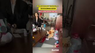 爸爸精准地将帽子飞到宝宝头上，一旁的妈妈满眼竟全是惊喜