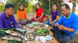 กินข้าวป่า กับเมนู “ก้อยปลาค้อใหญ่” ซดน้ำต้มโครงปลาฮ้อนๆ นั่งกินอยู่ขอบสระ